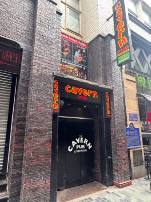 Mariela Celis Instagram - Otra de nuestras paradas con @celebritycruises fue en Liverpool y como buena fanática de los Beatles no podía dejar de visitar esta ciudad, su museo y el lugar donde comenzaron a tocar… @selma.viajes