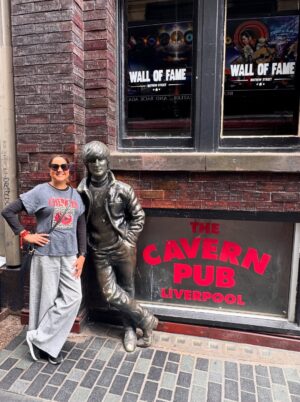 Mariela Celis Instagram - Otra de nuestras paradas con @celebritycruises fue en Liverpool y como buena fanática de los Beatles no podía dejar de visitar esta ciudad, su museo y el lugar donde comenzaron a tocar… @selma.viajes