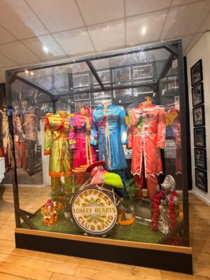 Mariela Celis Instagram - Otra de nuestras paradas con @celebritycruises fue en Liverpool y como buena fanática de los Beatles no podía dejar de visitar esta ciudad, su museo y el lugar donde comenzaron a tocar… @selma.viajes