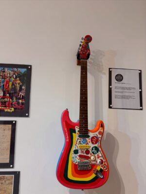 Mariela Celis Instagram - Otra de nuestras paradas con @celebritycruises fue en Liverpool y como buena fanática de los Beatles no podía dejar de visitar esta ciudad, su museo y el lugar donde comenzaron a tocar… @selma.viajes