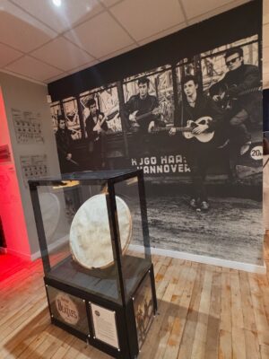 Mariela Celis Instagram - Otra de nuestras paradas con @celebritycruises fue en Liverpool y como buena fanática de los Beatles no podía dejar de visitar esta ciudad, su museo y el lugar donde comenzaron a tocar… @selma.viajes