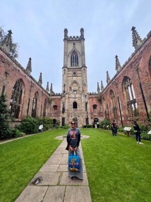 Mariela Celis Instagram - Otra de nuestras paradas con @celebritycruises fue en Liverpool y como buena fanática de los Beatles no podía dejar de visitar esta ciudad, su museo y el lugar donde comenzaron a tocar… @selma.viajes