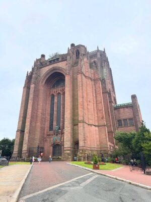 Mariela Celis Instagram - Otra de nuestras paradas con @celebritycruises fue en Liverpool y como buena fanática de los Beatles no podía dejar de visitar esta ciudad, su museo y el lugar donde comenzaron a tocar… @selma.viajes