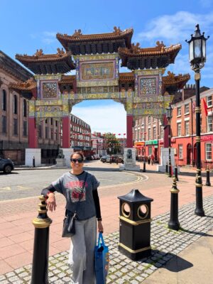Mariela Celis Instagram - Otra de nuestras paradas con @celebritycruises fue en Liverpool y como buena fanática de los Beatles no podía dejar de visitar esta ciudad, su museo y el lugar donde comenzaron a tocar… @selma.viajes