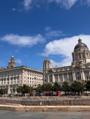 Mariela Celis Instagram - Otra de nuestras paradas con @celebritycruises fue en Liverpool y como buena fanática de los Beatles no podía dejar de visitar esta ciudad, su museo y el lugar donde comenzaron a tocar… @selma.viajes
