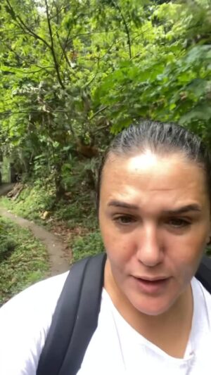 Mariem Ben Chaabane Instagram - Il faut toujours aller au bout du chemin ca en vaut la peine #solotraveler #bali #munduk #nature_perfection #advent #vlog #depassementdesoi #tunisiantraveller #discovery #trekking #waterfall #spirituality #mariembchaâbane