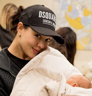 Marina Kravets Instagram - Предновогодние чудеса! ✨
Встретили из роддома новоиспеченную москвичку Лилиану ❤️
Дорогие мои Ксюша и Егор!
Поздравляю вашу большую и классную семью с рождением ещё одной прекрасной малышки!
Красотка выбрала замечательную дату и отличное место для своего появления! ;))
Теперь роддом #ЕМС и её первый домик!
Спасибо персоналу роддома на ул. Правды
за компетентный и теплый, душевный подход к самому большому и радостному таинству на Земле!)
Знаю это и по себе, так как обе наши дочки также родились в роддоме EMC! :)
В этом современном перинатальном центре всё действительно на высшем профессиональном уровне, там царит очень уютная атмосфера, сердечные внимание и забота к мамочкам и малышам ❤️
Большое СПАСИБО @roddompravda и @emc_medical_center от наших семей уже не в первый и, дай Бог, не в последний раз! 🤗🌟
(Все фото размещены исключительно с разрешения с недавних пор многодетной мамочки ;)
❤️❤️❤️