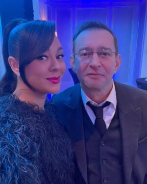 Marina Kravets Instagram - Был заключительный вечер в рамках рекламной кампании банка Открытие, в которой мы участвовали с Константином Хабенским! 🤗
У завершающего вечера
был литературно-театральный формат: я на разогреве у Константина Юрьевича читала рассказы Зощенко и Тэффи ✊😄
А Константин Юрьевич читал «Раневскую» ☺️
Спасибо команде банка #Открытие за то, что предложили именно такую форму перформанса для нас и гостей, сеасибо за ваш вкус и чуткое отношение, за вашу адекватность и невероятный бытовой и творчесерй комфорт в период всего рекламного сотрудничества с вами! С ноткой грусти завершаем этот период! Знаю, что К.Ю. также разделяет мои эмоции на этот счёт! ;)
Эти 2 года сотрудничества оставили очень тёплые и приятные воспоминания! ✊❤️☀️
