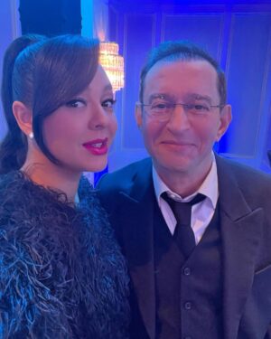 Marina Kravets Instagram - Был заключительный вечер в рамках рекламной кампании банка Открытие, в которой мы участвовали с Константином Хабенским! 🤗
У завершающего вечера
был литературно-театральный формат: я на разогреве у Константина Юрьевича читала рассказы Зощенко и Тэффи ✊😄
А Константин Юрьевич читал «Раневскую» ☺️
Спасибо команде банка #Открытие за то, что предложили именно такую форму перформанса для нас и гостей, сеасибо за ваш вкус и чуткое отношение, за вашу адекватность и невероятный бытовой и творчесерй комфорт в период всего рекламного сотрудничества с вами! С ноткой грусти завершаем этот период! Знаю, что К.Ю. также разделяет мои эмоции на этот счёт! ;)
Эти 2 года сотрудничества оставили очень тёплые и приятные воспоминания! ✊❤️☀️