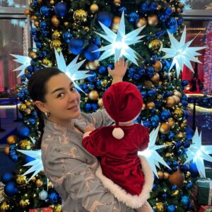 Marina Kravets Instagram - С Новым годом, друзья! 🤗❤️🎄🎉
На фото с младшенькой ;))
