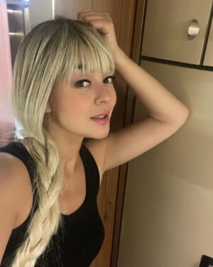 Marina Kravets Instagram - Помните, как-то спрашивала:
стать ли мне блондинкой?
Я это сделала.
Похожу так, пока не жмёт. 🤘😄
#Съёмки
#ДемисиМарина
