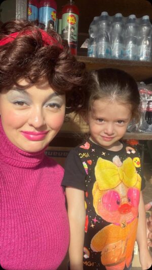 Marina Kravets Instagram - Моя старшая дочка-любовь! Наша Никуся!
С Днём рождения, наша 5-летняя радость! ❤️🎉
@yellohood 💞