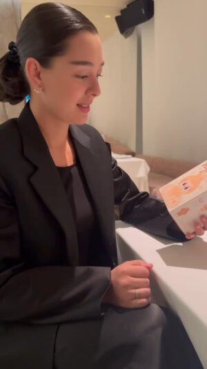 Marina Kravets Instagram - Часть 1
Один из подарочков 😄
Я ВООБЩЕ ничего НЕ знала про эти штучки)))
Оказалось, это сейчас невероятный трЕнд ))
Теперь ОНА есть и у меня..;)))
Спасибо за очаровательный подарок 🤗))
#41
#Labubu
#Zizi