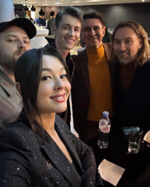 Marina Kravets Instagram - Не всех вы, возможно, узнали на фото. Кажется, что кое-то немножко будто «примазался». Но Тимуру простительно 🎉
Фото с премьеры #неБриллиантоваяРука
Это будет круто ✊☺️
Смотрите 31.12. на #ТНТ
@tnt_online
@timurbatrutdinov
@stas_usb
@terebish
@mr.alexsparrow