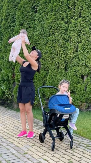 Marina Kravets Instagram - Тот случай, когда отвлеклась на маленькую, и её транспорт тут же заняла старшая ;))
Гулять! Дышать свежим воздухом! Ловить солнце!
Это я и ВАМ, и себе напоминаю!))
Пока ещё успеваешь выхватывать моменты без дождя и ветра, чтобы выйти без куртки :))
Нашей младшей дочке Лерочке исполнилось полгода! 🌸🎉
Во-первых, как быстро летит время.. )) Во-вторых, растет и она, и арсенал девайсов для малышни)) Ей уже всё интересно, всё хочется смотреть, но покупать беговые кроссовки тоже пока рано ;))
Коляска-автокресло #DoonaCis - ещё один наш надёжный помощник в бытовых моментах, связанных с маленьким ребёнком! :)
Манёвренная малышка Doona для прогулок на не очень большие расстояния - супер удобный девайс!
Но основной её плюс, конечно, в том, что это качественное детское АВТОКРЕСЛО (с базой IsoFix) ! :)
Компактное, быстро раскладывающееся в
в комфортное гнёздышко, которое подойдет
для любой птички весом до 13 кг! ;))🐣
Эта опция особенно пригодится в поездках!
Так, например, можно взять Doona в самолёт: выходишь- и малыш сразу в удобной колясочке 🤗
Спасибо, #DoonaCis , что придумали такую классную штуку!!😍
Спасибо, Ксюша @pogodina__ksenia ,
что по своему успешному опыту мне про Doona рассказала 🤗❤️
@doonacis 👩🏻🍼👦👧🏻