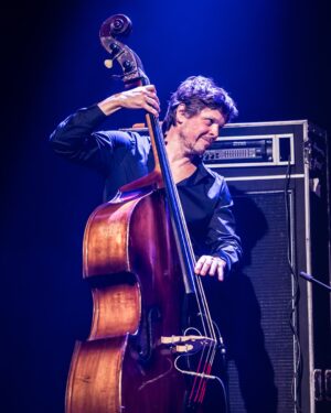 Marisa Orth Instagram - 📸 Fotos incríveis do nosso show no @sescsantoandre no dia 18/07, feitas pelo @h_ugoalexandre @musica_em_foto — relembrando este show incrível, com uma energia inesquecível do público! ✨
✨ No show 𝐀𝐌𝐀𝐑 𝐄 𝐌𝐔𝐃𝐀𝐑 𝐀𝐒 𝐂𝐎𝐈𝐒𝐀𝐒 @tacianabarros @marisaorth e @karinabuhr fazem tributo a Belchior, acompanhadas por @igorbrasilmusic (violão e guitarra) e @zelibassilva (baixo) 🎶
𝐄𝐪𝐮𝐢𝐩𝐞
Som: Hernán Romero @hernanromero_19 e William Ferreira @_sombrasil
Luz: Grissel Manganelli @grissel_piguillem_manganelli e Kuka Batista @kukabatista
Roadie: Juninho Sangiorgio @juninhosangiorgio
Produção: Gabriela Pascal @kbipascal
Divulgação/Redes: Rafael Pompeu @rafaelpompeu @canalzbrasil
#amaremudarascoisas #belchior #marisaorth #karinabuhr #tacianabarros #sescsantoandre #sescsp