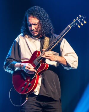 Marisa Orth Instagram - 📸 Fotos incríveis do nosso show no @sescsantoandre no dia 18/07, feitas pelo @h_ugoalexandre @musica_em_foto — relembrando este show incrível, com uma energia inesquecível do público! ✨
✨ No show 𝐀𝐌𝐀𝐑 𝐄 𝐌𝐔𝐃𝐀𝐑 𝐀𝐒 𝐂𝐎𝐈𝐒𝐀𝐒 @tacianabarros @marisaorth e @karinabuhr fazem tributo a Belchior, acompanhadas por @igorbrasilmusic (violão e guitarra) e @zelibassilva (baixo) 🎶
𝐄𝐪𝐮𝐢𝐩𝐞
Som: Hernán Romero @hernanromero_19 e William Ferreira @_sombrasil
Luz: Grissel Manganelli @grissel_piguillem_manganelli e Kuka Batista @kukabatista
Roadie: Juninho Sangiorgio @juninhosangiorgio
Produção: Gabriela Pascal @kbipascal
Divulgação/Redes: Rafael Pompeu @rafaelpompeu @canalzbrasil
#amaremudarascoisas #belchior #marisaorth #karinabuhr #tacianabarros #sescsantoandre #sescsp