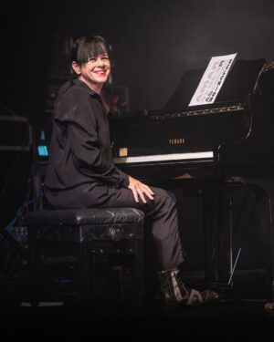Marisa Orth Instagram - 📸 Fotos incríveis do nosso show no @sescsantoandre no dia 18/07, feitas pelo @h_ugoalexandre @musica_em_foto — relembrando este show incrível, com uma energia inesquecível do público! ✨
✨ No show 𝐀𝐌𝐀𝐑 𝐄 𝐌𝐔𝐃𝐀𝐑 𝐀𝐒 𝐂𝐎𝐈𝐒𝐀𝐒 @tacianabarros @marisaorth e @karinabuhr fazem tributo a Belchior, acompanhadas por @igorbrasilmusic (violão e guitarra) e @zelibassilva (baixo) 🎶
𝐄𝐪𝐮𝐢𝐩𝐞
Som: Hernán Romero @hernanromero_19 e William Ferreira @_sombrasil
Luz: Grissel Manganelli @grissel_piguillem_manganelli e Kuka Batista @kukabatista
Roadie: Juninho Sangiorgio @juninhosangiorgio
Produção: Gabriela Pascal @kbipascal
Divulgação/Redes: Rafael Pompeu @rafaelpompeu @canalzbrasil
#amaremudarascoisas #belchior #marisaorth #karinabuhr #tacianabarros #sescsantoandre #sescsp