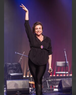 Marisa Orth Instagram - 📸 Fotos incríveis do nosso show no @sescsantoandre no dia 18/07, feitas pelo @h_ugoalexandre @musica_em_foto — relembrando este show incrível, com uma energia inesquecível do público! ✨
✨ No show 𝐀𝐌𝐀𝐑 𝐄 𝐌𝐔𝐃𝐀𝐑 𝐀𝐒 𝐂𝐎𝐈𝐒𝐀𝐒 @tacianabarros @marisaorth e @karinabuhr fazem tributo a Belchior, acompanhadas por @igorbrasilmusic (violão e guitarra) e @zelibassilva (baixo) 🎶
𝐄𝐪𝐮𝐢𝐩𝐞
Som: Hernán Romero @hernanromero_19 e William Ferreira @_sombrasil
Luz: Grissel Manganelli @grissel_piguillem_manganelli e Kuka Batista @kukabatista
Roadie: Juninho Sangiorgio @juninhosangiorgio
Produção: Gabriela Pascal @kbipascal
Divulgação/Redes: Rafael Pompeu @rafaelpompeu @canalzbrasil
#amaremudarascoisas #belchior #marisaorth #karinabuhr #tacianabarros #sescsantoandre #sescsp