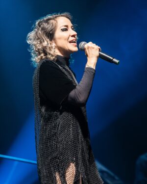 Marisa Orth Instagram - 📸 Fotos incríveis do nosso show no @sescsantoandre no dia 18/07, feitas pelo @h_ugoalexandre @musica_em_foto — relembrando este show incrível, com uma energia inesquecível do público! ✨
✨ No show 𝐀𝐌𝐀𝐑 𝐄 𝐌𝐔𝐃𝐀𝐑 𝐀𝐒 𝐂𝐎𝐈𝐒𝐀𝐒 @tacianabarros @marisaorth e @karinabuhr fazem tributo a Belchior, acompanhadas por @igorbrasilmusic (violão e guitarra) e @zelibassilva (baixo) 🎶
𝐄𝐪𝐮𝐢𝐩𝐞
Som: Hernán Romero @hernanromero_19 e William Ferreira @_sombrasil
Luz: Grissel Manganelli @grissel_piguillem_manganelli e Kuka Batista @kukabatista
Roadie: Juninho Sangiorgio @juninhosangiorgio
Produção: Gabriela Pascal @kbipascal
Divulgação/Redes: Rafael Pompeu @rafaelpompeu @canalzbrasil
#amaremudarascoisas #belchior #marisaorth #karinabuhr #tacianabarros #sescsantoandre #sescsp