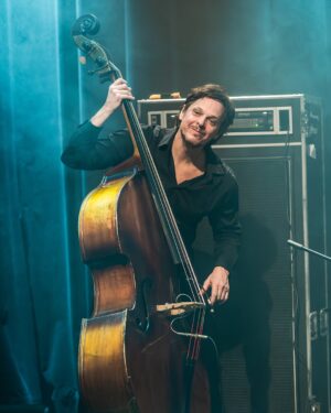 Marisa Orth Instagram - 📸 Fotos incríveis do nosso show no @sescsantoandre no dia 18/07, feitas pelo @h_ugoalexandre @musica_em_foto — relembrando este show incrível, com uma energia inesquecível do público! ✨
✨ No show 𝐀𝐌𝐀𝐑 𝐄 𝐌𝐔𝐃𝐀𝐑 𝐀𝐒 𝐂𝐎𝐈𝐒𝐀𝐒 @tacianabarros @marisaorth e @karinabuhr fazem tributo a Belchior, acompanhadas por @igorbrasilmusic (violão e guitarra) e @zelibassilva (baixo) 🎶
𝐄𝐪𝐮𝐢𝐩𝐞
Som: Hernán Romero @hernanromero_19 e William Ferreira @_sombrasil
Luz: Grissel Manganelli @grissel_piguillem_manganelli e Kuka Batista @kukabatista
Roadie: Juninho Sangiorgio @juninhosangiorgio
Produção: Gabriela Pascal @kbipascal
Divulgação/Redes: Rafael Pompeu @rafaelpompeu @canalzbrasil
#amaremudarascoisas #belchior #marisaorth #karinabuhr #tacianabarros #sescsantoandre #sescsp