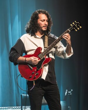 Marisa Orth Instagram - 📸 Fotos incríveis do nosso show no @sescsantoandre no dia 18/07, feitas pelo @h_ugoalexandre @musica_em_foto — relembrando este show incrível, com uma energia inesquecível do público! ✨
✨ No show 𝐀𝐌𝐀𝐑 𝐄 𝐌𝐔𝐃𝐀𝐑 𝐀𝐒 𝐂𝐎𝐈𝐒𝐀𝐒 @tacianabarros @marisaorth e @karinabuhr fazem tributo a Belchior, acompanhadas por @igorbrasilmusic (violão e guitarra) e @zelibassilva (baixo) 🎶
𝐄𝐪𝐮𝐢𝐩𝐞
Som: Hernán Romero @hernanromero_19 e William Ferreira @_sombrasil
Luz: Grissel Manganelli @grissel_piguillem_manganelli e Kuka Batista @kukabatista
Roadie: Juninho Sangiorgio @juninhosangiorgio
Produção: Gabriela Pascal @kbipascal
Divulgação/Redes: Rafael Pompeu @rafaelpompeu @canalzbrasil
#amaremudarascoisas #belchior #marisaorth #karinabuhr #tacianabarros #sescsantoandre #sescsp