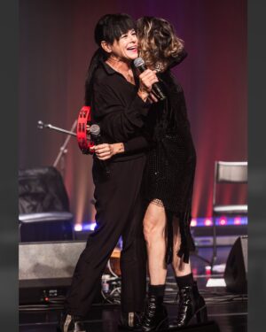 Marisa Orth Instagram - 📸 Fotos incríveis do nosso show no @sescsantoandre no dia 18/07, feitas pelo @h_ugoalexandre @musica_em_foto — relembrando este show incrível, com uma energia inesquecível do público! ✨
✨ No show 𝐀𝐌𝐀𝐑 𝐄 𝐌𝐔𝐃𝐀𝐑 𝐀𝐒 𝐂𝐎𝐈𝐒𝐀𝐒 @tacianabarros @marisaorth e @karinabuhr fazem tributo a Belchior, acompanhadas por @igorbrasilmusic (violão e guitarra) e @zelibassilva (baixo) 🎶
𝐄𝐪𝐮𝐢𝐩𝐞
Som: Hernán Romero @hernanromero_19 e William Ferreira @_sombrasil
Luz: Grissel Manganelli @grissel_piguillem_manganelli e Kuka Batista @kukabatista
Roadie: Juninho Sangiorgio @juninhosangiorgio
Produção: Gabriela Pascal @kbipascal
Divulgação/Redes: Rafael Pompeu @rafaelpompeu @canalzbrasil
#amaremudarascoisas #belchior #marisaorth #karinabuhr #tacianabarros #sescsantoandre #sescsp