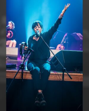 Marisa Orth Instagram - 📸 Fotos incríveis do nosso show no @sescsantoandre no dia 18/07, feitas pelo @h_ugoalexandre @musica_em_foto — relembrando este show incrível, com uma energia inesquecível do público! ✨
✨ No show 𝐀𝐌𝐀𝐑 𝐄 𝐌𝐔𝐃𝐀𝐑 𝐀𝐒 𝐂𝐎𝐈𝐒𝐀𝐒 @tacianabarros @marisaorth e @karinabuhr fazem tributo a Belchior, acompanhadas por @igorbrasilmusic (violão e guitarra) e @zelibassilva (baixo) 🎶
𝐄𝐪𝐮𝐢𝐩𝐞
Som: Hernán Romero @hernanromero_19 e William Ferreira @_sombrasil
Luz: Grissel Manganelli @grissel_piguillem_manganelli e Kuka Batista @kukabatista
Roadie: Juninho Sangiorgio @juninhosangiorgio
Produção: Gabriela Pascal @kbipascal
Divulgação/Redes: Rafael Pompeu @rafaelpompeu @canalzbrasil
#amaremudarascoisas #belchior #marisaorth #karinabuhr #tacianabarros #sescsantoandre #sescsp