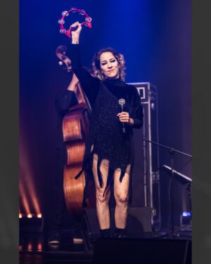 Marisa Orth Instagram - 📸 Fotos incríveis do nosso show no @sescsantoandre no dia 18/07, feitas pelo @h_ugoalexandre @musica_em_foto — relembrando este show incrível, com uma energia inesquecível do público! ✨
✨ No show 𝐀𝐌𝐀𝐑 𝐄 𝐌𝐔𝐃𝐀𝐑 𝐀𝐒 𝐂𝐎𝐈𝐒𝐀𝐒 @tacianabarros @marisaorth e @karinabuhr fazem tributo a Belchior, acompanhadas por @igorbrasilmusic (violão e guitarra) e @zelibassilva (baixo) 🎶
𝐄𝐪𝐮𝐢𝐩𝐞
Som: Hernán Romero @hernanromero_19 e William Ferreira @_sombrasil
Luz: Grissel Manganelli @grissel_piguillem_manganelli e Kuka Batista @kukabatista
Roadie: Juninho Sangiorgio @juninhosangiorgio
Produção: Gabriela Pascal @kbipascal
Divulgação/Redes: Rafael Pompeu @rafaelpompeu @canalzbrasil
#amaremudarascoisas #belchior #marisaorth #karinabuhr #tacianabarros #sescsantoandre #sescsp