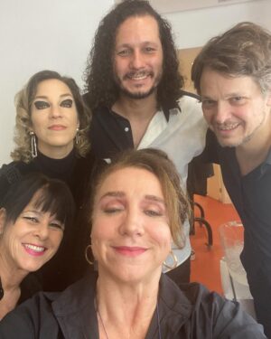 Marisa Orth Instagram - Semana incrível!
Teve @amaremudarascoisastributo , teve gravação com o @pelicoaqui , teve gravação do @lovedancerecord , e teve estreia do @ficacomigoestanoiteoficial !!!
Pessoas lindas, momentos inesquecíveis.
Obrigada🙏🏼🙏🏼🙏🏼🙏🏼
P.S. Ainda tem ingresso pro Fica Comigo tá?