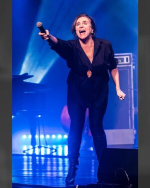Marisa Orth Instagram - 📸 Fotos incríveis do nosso show no @sescsantoandre no dia 18/07, feitas pelo @h_ugoalexandre @musica_em_foto — relembrando este show incrível, com uma energia inesquecível do público! ✨
✨ No show 𝐀𝐌𝐀𝐑 𝐄 𝐌𝐔𝐃𝐀𝐑 𝐀𝐒 𝐂𝐎𝐈𝐒𝐀𝐒 @tacianabarros @marisaorth e @karinabuhr fazem tributo a Belchior, acompanhadas por @igorbrasilmusic (violão e guitarra) e @zelibassilva (baixo) 🎶
𝐄𝐪𝐮𝐢𝐩𝐞
Som: Hernán Romero @hernanromero_19 e William Ferreira @_sombrasil
Luz: Grissel Manganelli @grissel_piguillem_manganelli e Kuka Batista @kukabatista
Roadie: Juninho Sangiorgio @juninhosangiorgio
Produção: Gabriela Pascal @kbipascal
Divulgação/Redes: Rafael Pompeu @rafaelpompeu @canalzbrasil
#amaremudarascoisas #belchior #marisaorth #karinabuhr #tacianabarros #sescsantoandre #sescsp
