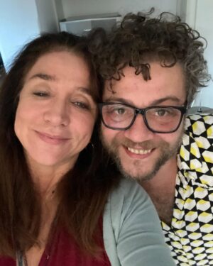 Marisa Orth Instagram - Semana incrível!
Teve @amaremudarascoisastributo , teve gravação com o @pelicoaqui , teve gravação do @lovedancerecord , e teve estreia do @ficacomigoestanoiteoficial !!!
Pessoas lindas, momentos inesquecíveis.
Obrigada🙏🏼🙏🏼🙏🏼🙏🏼
P.S. Ainda tem ingresso pro Fica Comigo tá?