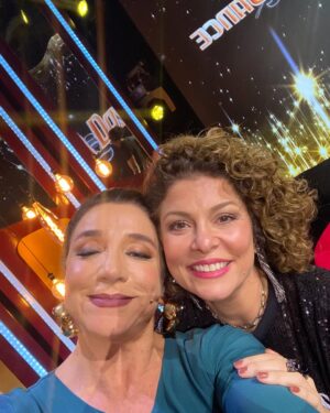 Marisa Orth Instagram - Semana incrível!
Teve @amaremudarascoisastributo , teve gravação com o @pelicoaqui , teve gravação do @lovedancerecord , e teve estreia do @ficacomigoestanoiteoficial !!!
Pessoas lindas, momentos inesquecíveis.
Obrigada🙏🏼🙏🏼🙏🏼🙏🏼
P.S. Ainda tem ingresso pro Fica Comigo tá?