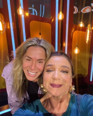 Marisa Orth Instagram - Semana incrível!
Teve @amaremudarascoisastributo , teve gravação com o @pelicoaqui , teve gravação do @lovedancerecord , e teve estreia do @ficacomigoestanoiteoficial !!!
Pessoas lindas, momentos inesquecíveis.
Obrigada🙏🏼🙏🏼🙏🏼🙏🏼
P.S. Ainda tem ingresso pro Fica Comigo tá?