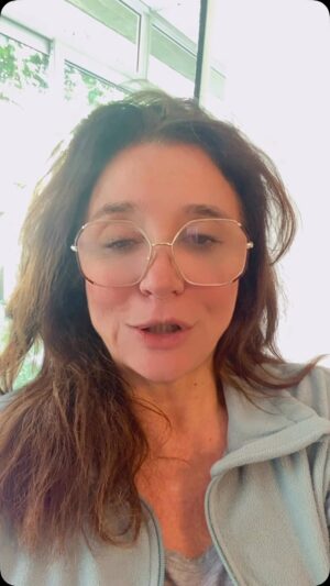 Marisa Orth Instagram - Tentando aquela comunicação direta.