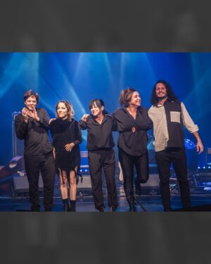 Marisa Orth Instagram - 📸 Fotos incríveis do nosso show no @sescsantoandre no dia 18/07, feitas pelo @h_ugoalexandre @musica_em_foto — relembrando este show incrível, com uma energia inesquecível do público! ✨
✨ No show 𝐀𝐌𝐀𝐑 𝐄 𝐌𝐔𝐃𝐀𝐑 𝐀𝐒 𝐂𝐎𝐈𝐒𝐀𝐒 @tacianabarros @marisaorth e @karinabuhr fazem tributo a Belchior, acompanhadas por @igorbrasilmusic (violão e guitarra) e @zelibassilva (baixo) 🎶
𝐄𝐪𝐮𝐢𝐩𝐞
Som: Hernán Romero @hernanromero_19 e William Ferreira @_sombrasil
Luz: Grissel Manganelli @grissel_piguillem_manganelli e Kuka Batista @kukabatista
Roadie: Juninho Sangiorgio @juninhosangiorgio
Produção: Gabriela Pascal @kbipascal
Divulgação/Redes: Rafael Pompeu @rafaelpompeu @canalzbrasil
#amaremudarascoisas #belchior #marisaorth #karinabuhr #tacianabarros #sescsantoandre #sescsp