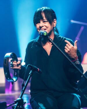 Marisa Orth Instagram - 📸 Fotos incríveis do nosso show no @sescsantoandre no dia 18/07, feitas pelo @h_ugoalexandre @musica_em_foto — relembrando este show incrível, com uma energia inesquecível do público! ✨
✨ No show 𝐀𝐌𝐀𝐑 𝐄 𝐌𝐔𝐃𝐀𝐑 𝐀𝐒 𝐂𝐎𝐈𝐒𝐀𝐒 @tacianabarros @marisaorth e @karinabuhr fazem tributo a Belchior, acompanhadas por @igorbrasilmusic (violão e guitarra) e @zelibassilva (baixo) 🎶
𝐄𝐪𝐮𝐢𝐩𝐞
Som: Hernán Romero @hernanromero_19 e William Ferreira @_sombrasil
Luz: Grissel Manganelli @grissel_piguillem_manganelli e Kuka Batista @kukabatista
Roadie: Juninho Sangiorgio @juninhosangiorgio
Produção: Gabriela Pascal @kbipascal
Divulgação/Redes: Rafael Pompeu @rafaelpompeu @canalzbrasil
#amaremudarascoisas #belchior #marisaorth #karinabuhr #tacianabarros #sescsantoandre #sescsp
