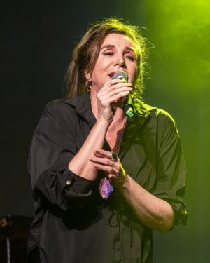 Marisa Orth Instagram - 📸 Fotos incríveis do nosso show no @sescsantoandre no dia 18/07, feitas pelo @h_ugoalexandre @musica_em_foto — relembrando este show incrível, com uma energia inesquecível do público! ✨
✨ No show 𝐀𝐌𝐀𝐑 𝐄 𝐌𝐔𝐃𝐀𝐑 𝐀𝐒 𝐂𝐎𝐈𝐒𝐀𝐒 @tacianabarros @marisaorth e @karinabuhr fazem tributo a Belchior, acompanhadas por @igorbrasilmusic (violão e guitarra) e @zelibassilva (baixo) 🎶
𝐄𝐪𝐮𝐢𝐩𝐞
Som: Hernán Romero @hernanromero_19 e William Ferreira @_sombrasil
Luz: Grissel Manganelli @grissel_piguillem_manganelli e Kuka Batista @kukabatista
Roadie: Juninho Sangiorgio @juninhosangiorgio
Produção: Gabriela Pascal @kbipascal
Divulgação/Redes: Rafael Pompeu @rafaelpompeu @canalzbrasil
#amaremudarascoisas #belchior #marisaorth #karinabuhr #tacianabarros #sescsantoandre #sescsp