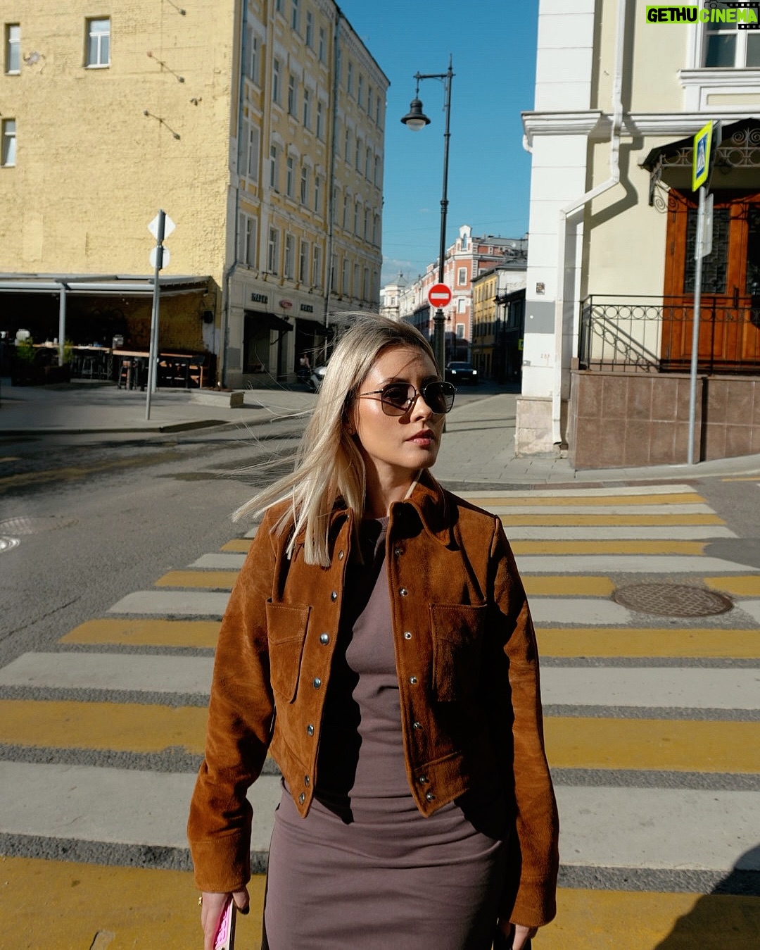 Mariya Kravchenko - 8.7K Likes - Проверила: улыбка - это мощная сила по повышению уверенности в себе. Она снижает стресс и беспокойство, улучшает отношения, улучшает настроение и повышает продуктивность. Когда чувствуешь себя подавленной - улыбаемся. Даже если не хочется, сам факт улыбки положительно влияет на нас. Если сможем превратить улыбку в привычку, то получится превратить в привычку само счастье❤️ Хочется так☺️