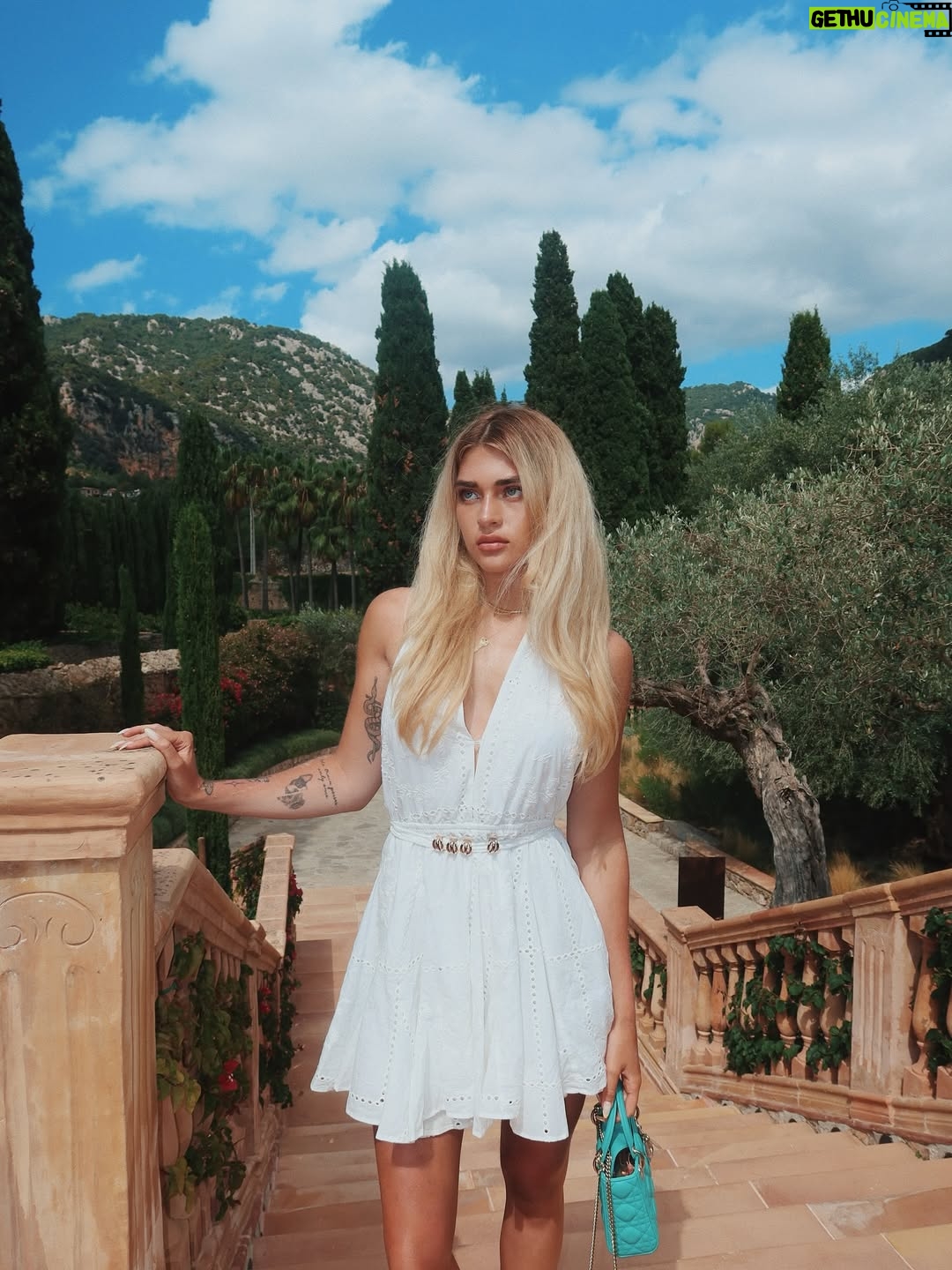 Marta Fort - 52.9K Likes - lo lindo que fue mallorca🤍  la última foto es la mejor
(incluye foto sonriendo)