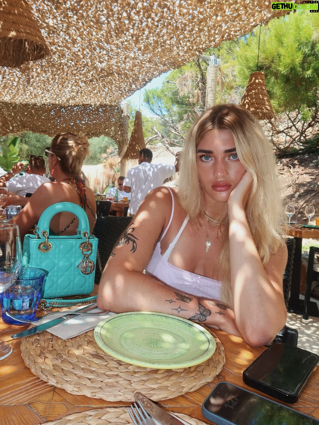 Marta Fort - 52.9K Likes - lo lindo que fue mallorca🤍  la última foto es la mejor
(incluye foto sonriendo)