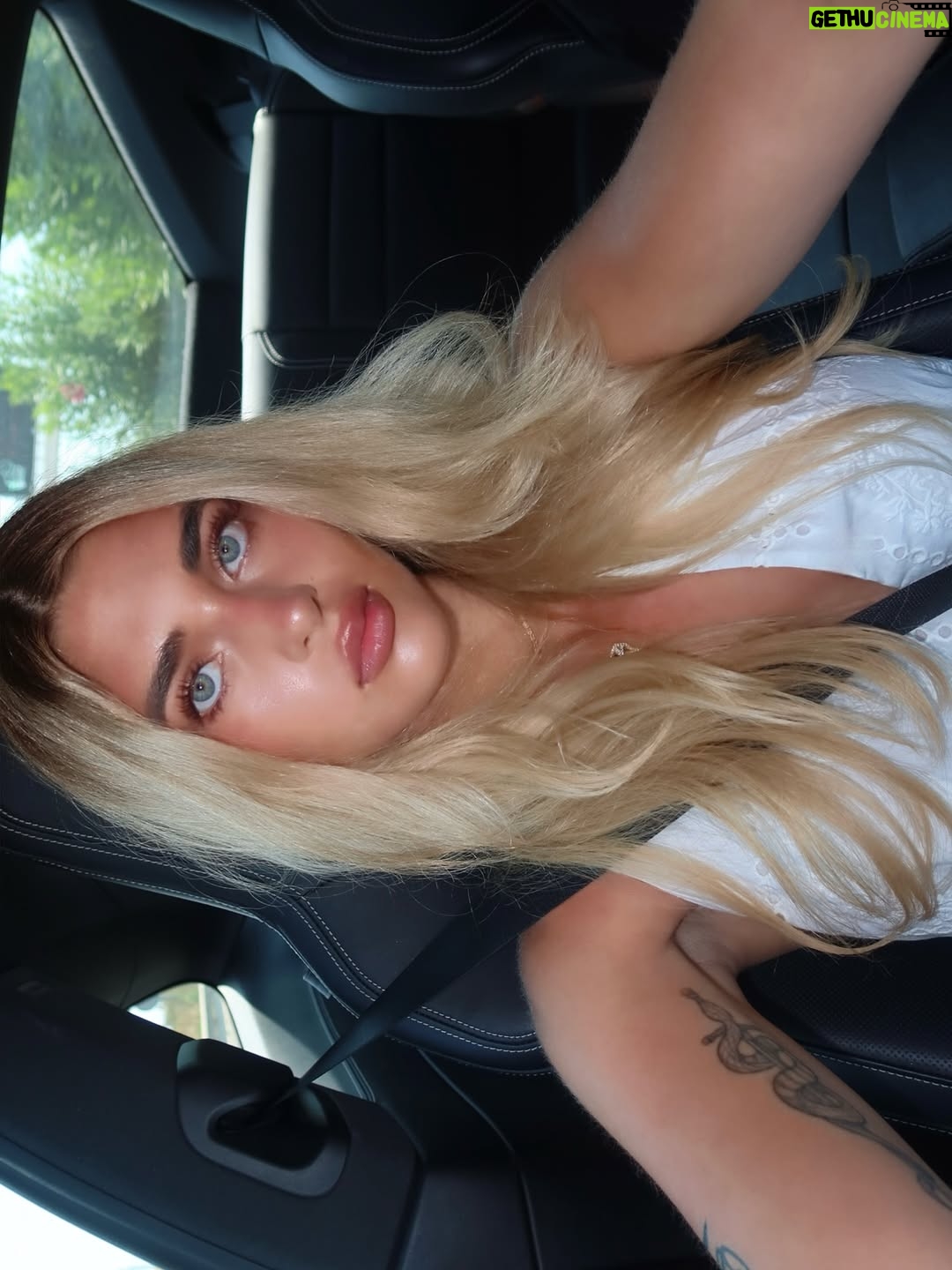 Marta Fort - 52.9K Likes - lo lindo que fue mallorca🤍  la última foto es la mejor
(incluye foto sonriendo)