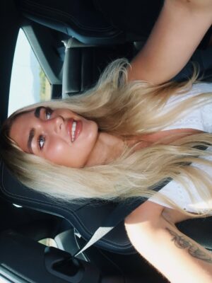 Marta Fort Instagram - lo lindo que fue mallorca🤍  la última foto es la mejor
(incluye foto sonriendo)