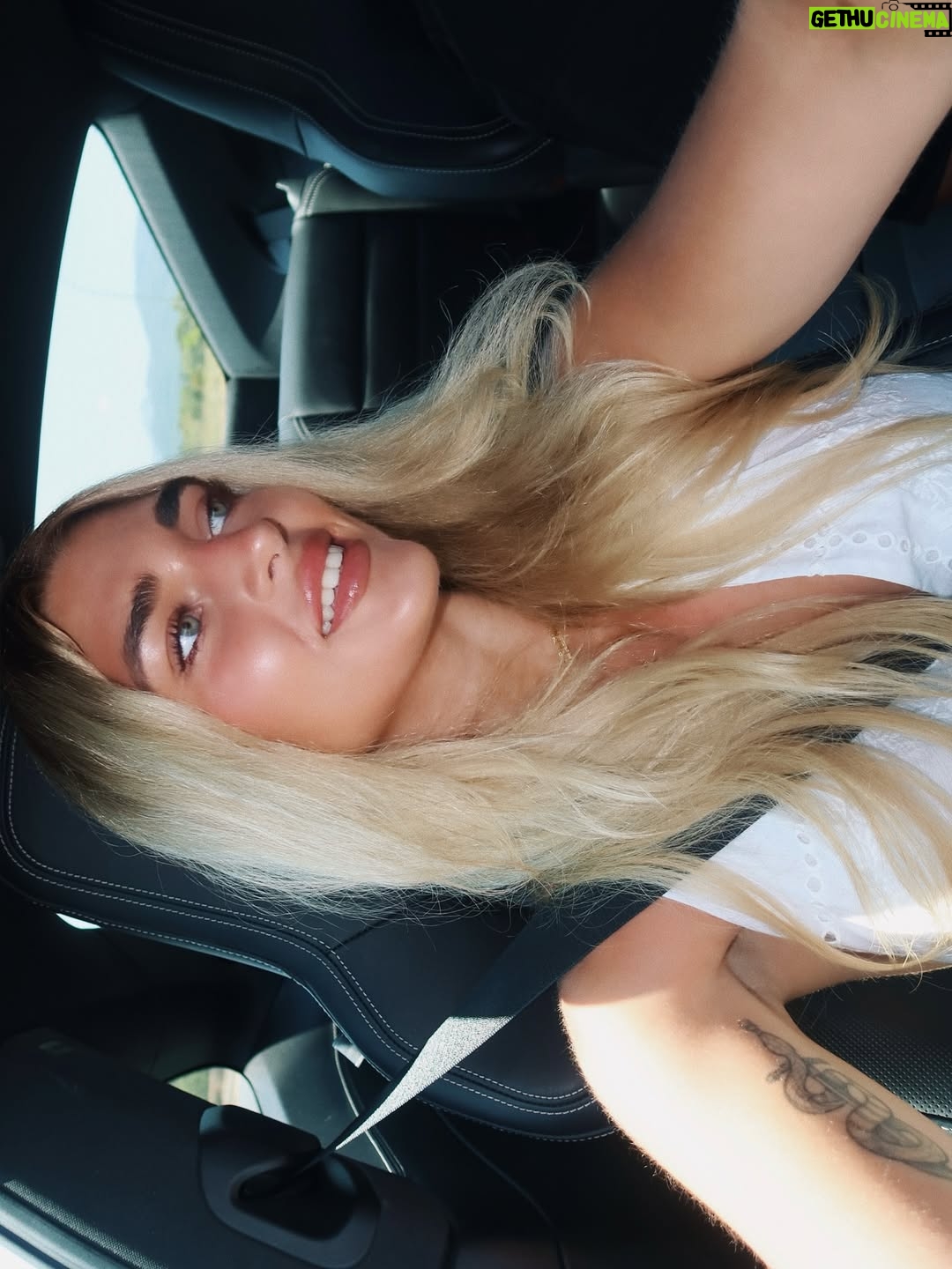 Marta Fort - 52.9K Likes - lo lindo que fue mallorca🤍  la última foto es la mejor
(incluye foto sonriendo)