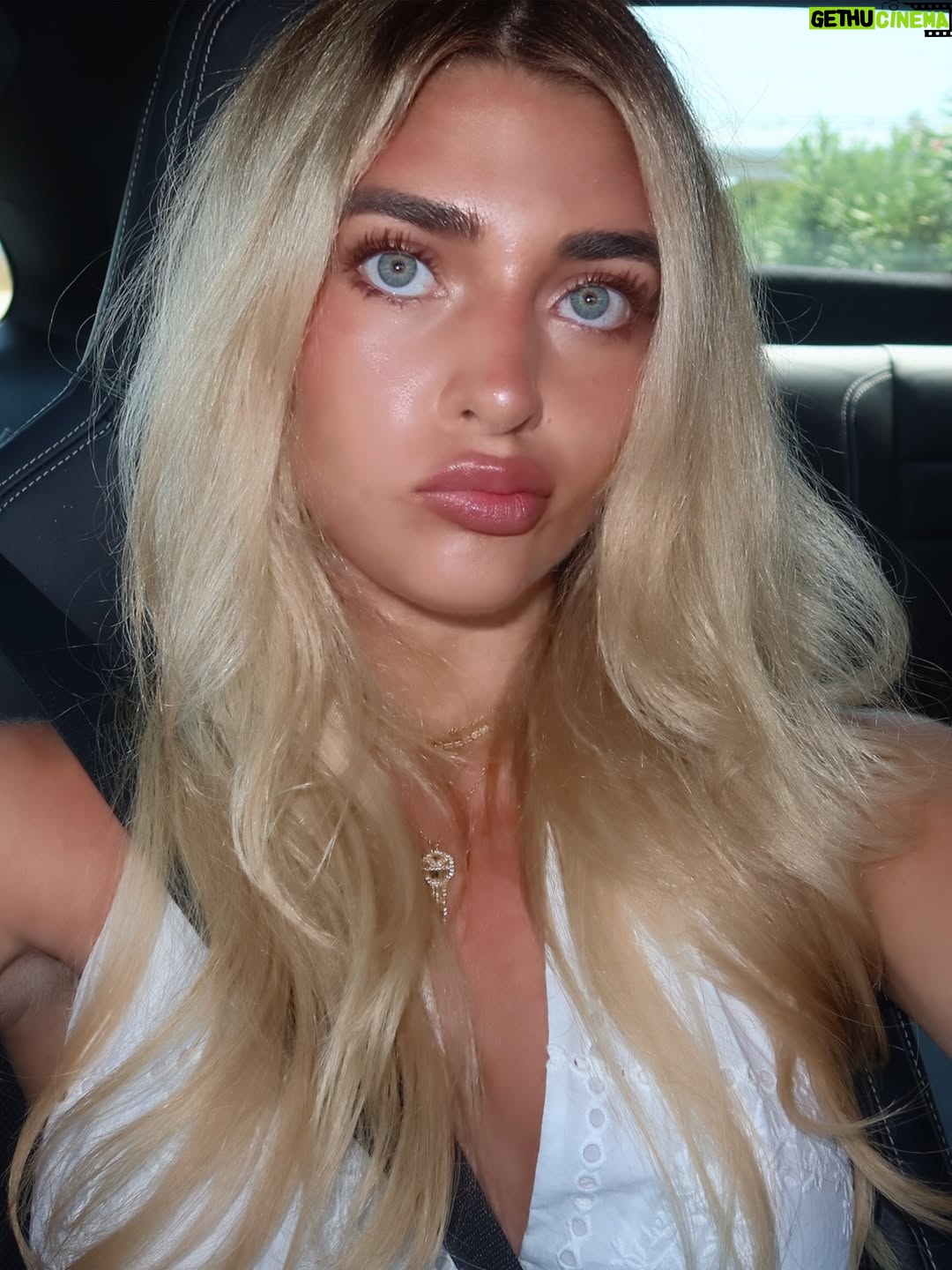 Marta Fort - 52.9K Likes - lo lindo que fue mallorca🤍  la última foto es la mejor
(incluye foto sonriendo)