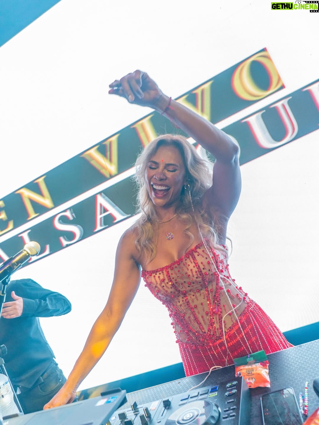 Martha Isabel Bolaños - 5.7K Likes - Manejo una filosofía en mi vida que me funciona y me da paz:  doy lo mejor, no me guardo nada, mantengo el corazón limpio y me desapego del resultado.  Porque cuando damos lo mejor, Dios se encarga del resto y siempre siempre todo sale bien! Seguimos hacia adelante, un día a la vez, creciendo, aprendiendo y rodeándonos de gente maravillosa que aprecia y valora el trabajo hecho con respeto, amor y pasión.  Love you all 
Gracias @ @albeiroafanadormoda  por mi vestido! Me sentía regia 🩵🌹
#salsaglam #salsa #marthaisabelbolaños #marthaisabeldj
