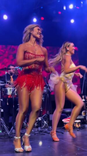 Martha Isabel Bolaños Instagram - 🎵 “¿Quién más quiere una vecina así…?” 🎵

La clásica de Gabino Pampini que nunca pasa de moda y siempre prende la fiesta 🔥💃🕺.

Porque los buenos momentos se disfrutan con buena música… ¡y esta canción es un himno salsero! 🥁🎺
Y feliz al lado de mis bailarines @candelaestudiodebaile  son una maravilla! Aprendiendo mucho de ellos! 💝. Y disfrutando de esta versión de @dinastiamillan
