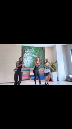 Martha Isabel Bolaños Instagram - 🎵Esto cada vez está más rico, más sabroso y más delicioso! Los ensayos lo son todo! 
Menos de una semana! @loscapachos @vipmarketingcolombia @candelaestudiodebaile 
#salsa #baile #show #marthaisabelbolaños #dj