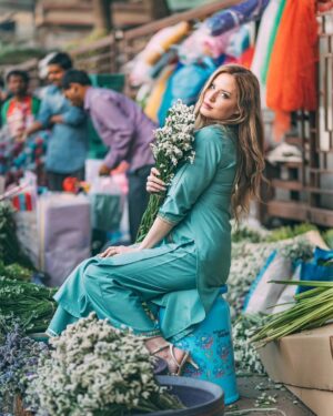 Matylda B Instagram - Bombay hustle
😅
.
.
.
.
#portrait shot by @framesbyankit 
#naturallightphotography #mumbai #streetsofbombay #streetphotography #dadarmarket #matyldab8 #bombay