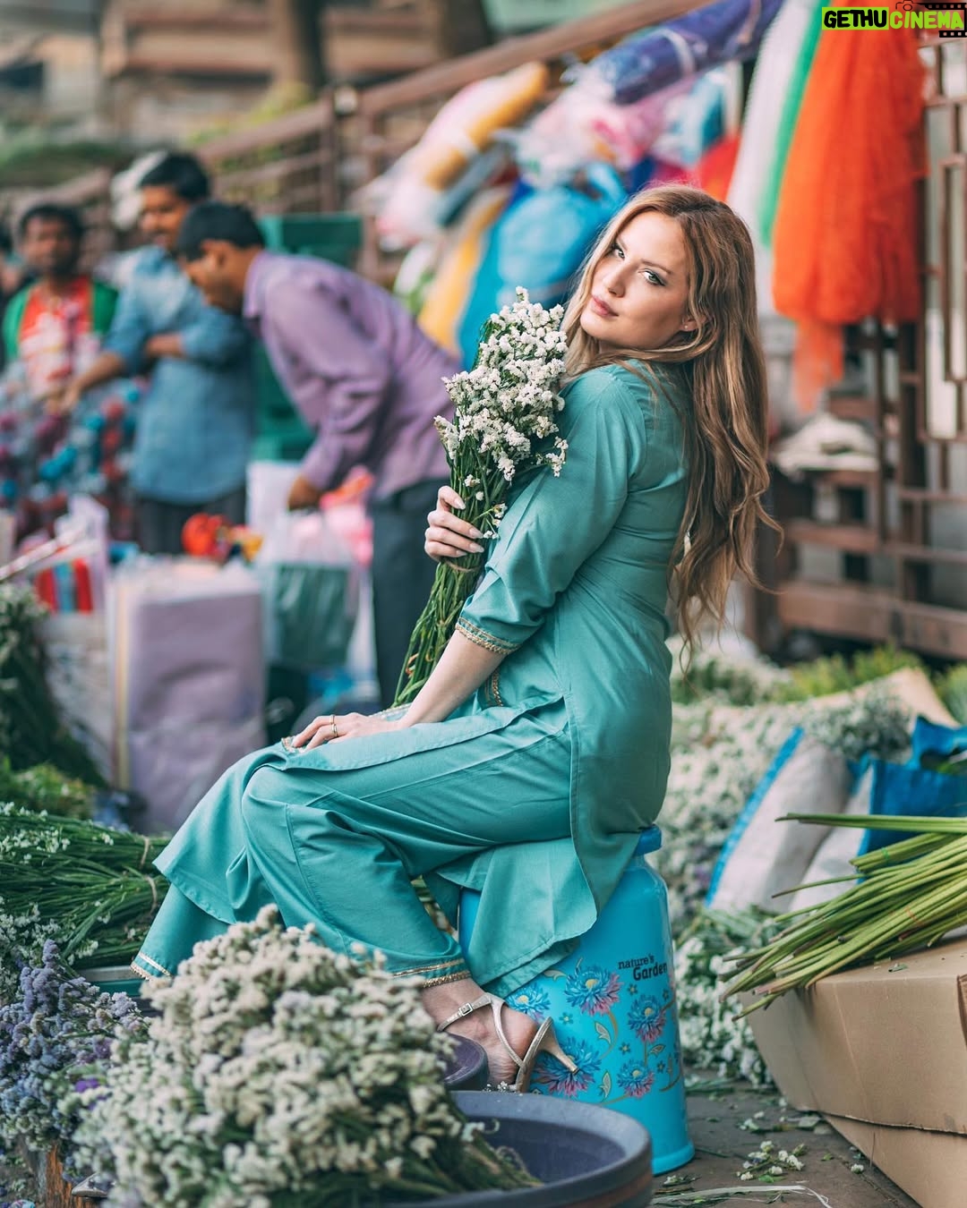 Matylda B - 9.3K Likes - Bombay hustle
😅
.
.
.
.
#portrait shot by @framesbyankit 
#naturallightphotography #mumbai #streetsofbombay #streetphotography #dadarmarket #matyldab8 #bombay